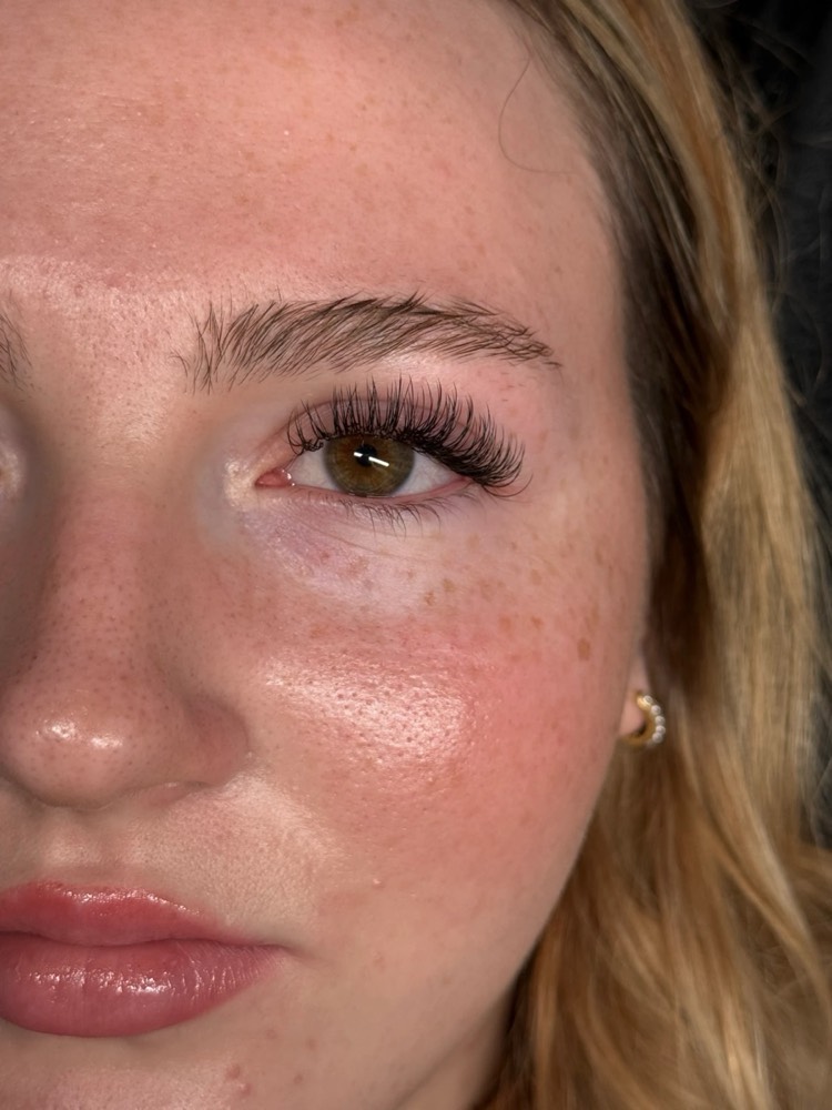 Natural wispy lash set on a hazel eye