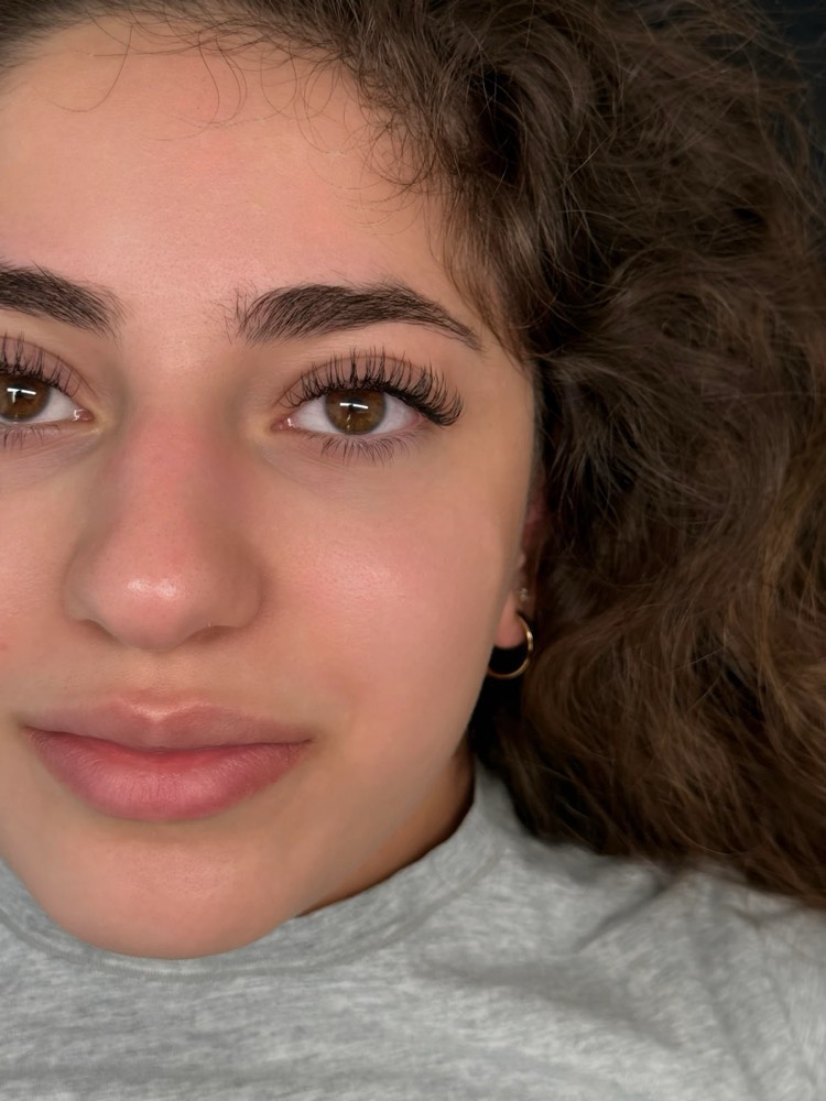 Soft natural lash set on brown eyes