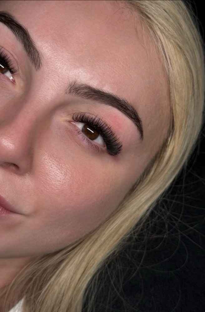 Textured volume lash set on a brown eye