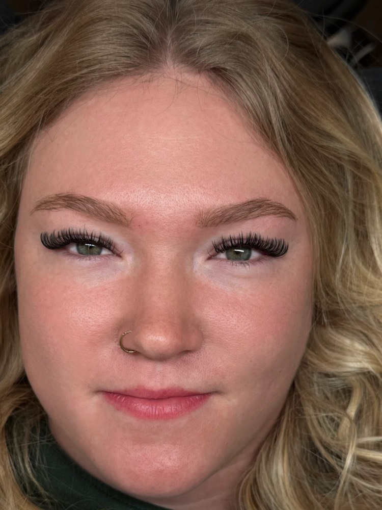 Wispy lash set on green eyes