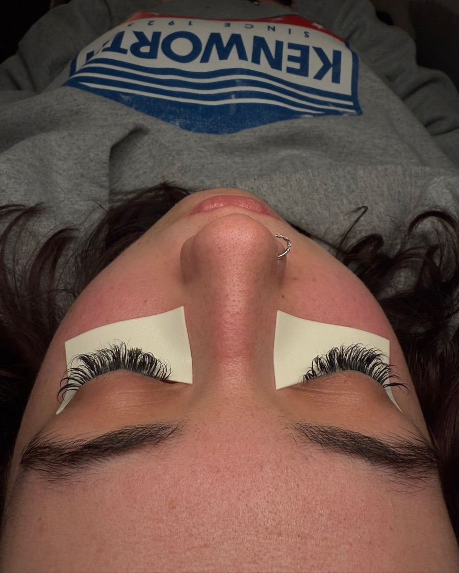Client lash set at 1 month retention