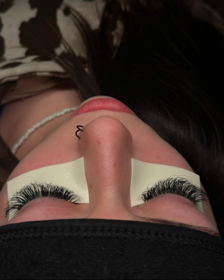 Client lash set at 1 month retention