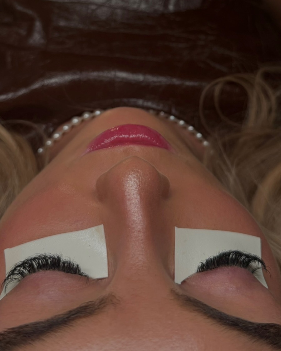 Client lash set at 1 month retention