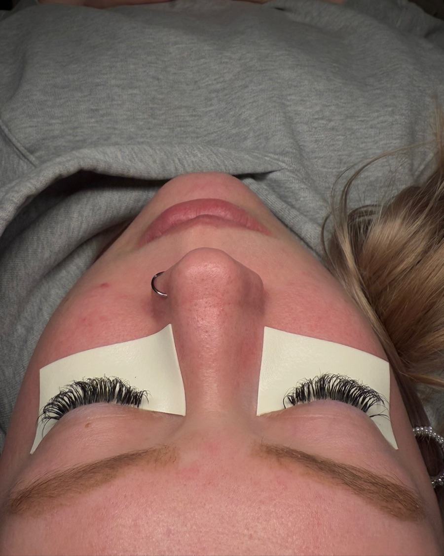 Client lash set at 2 weeks retention