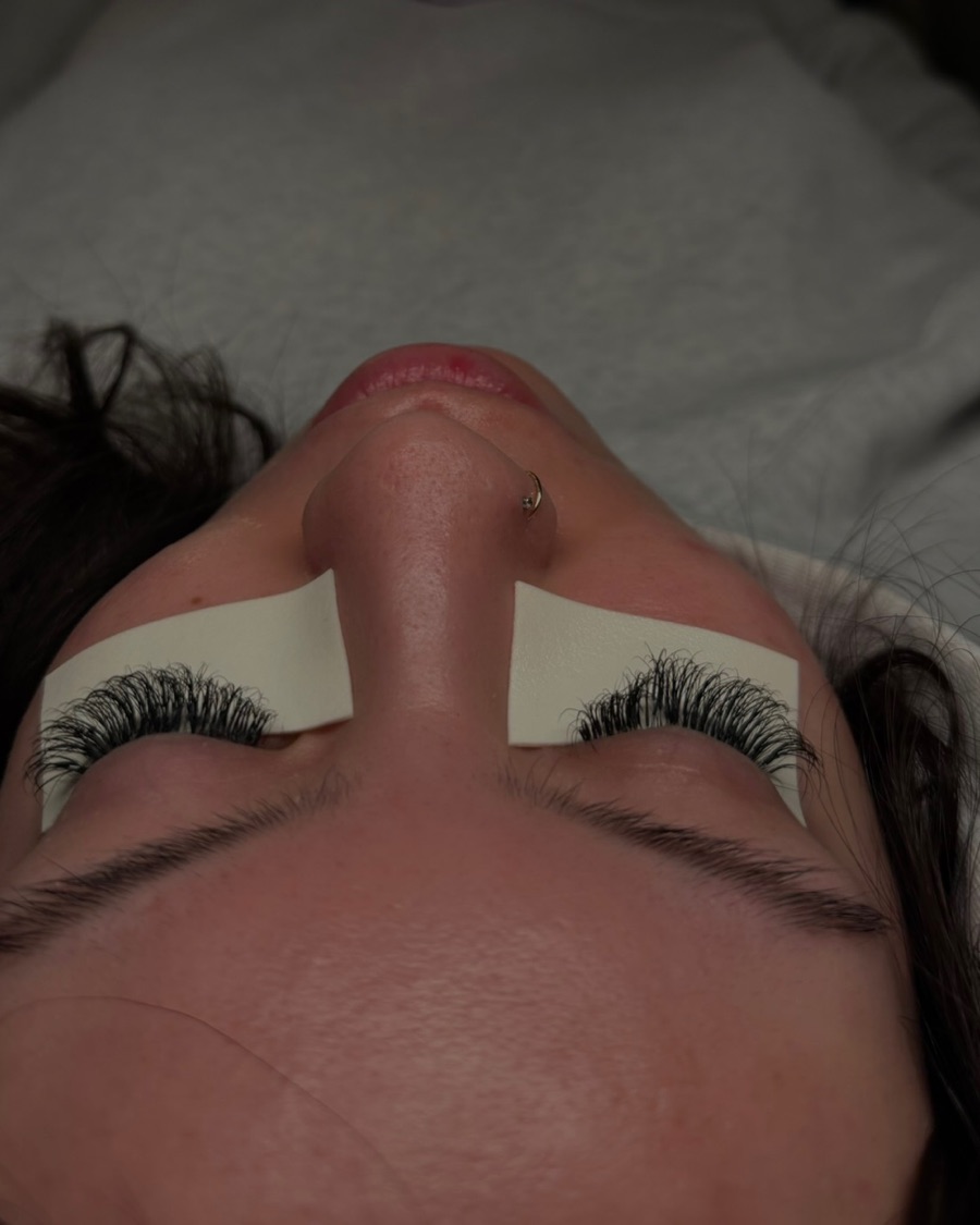 Client lash set at 2 weeks retention