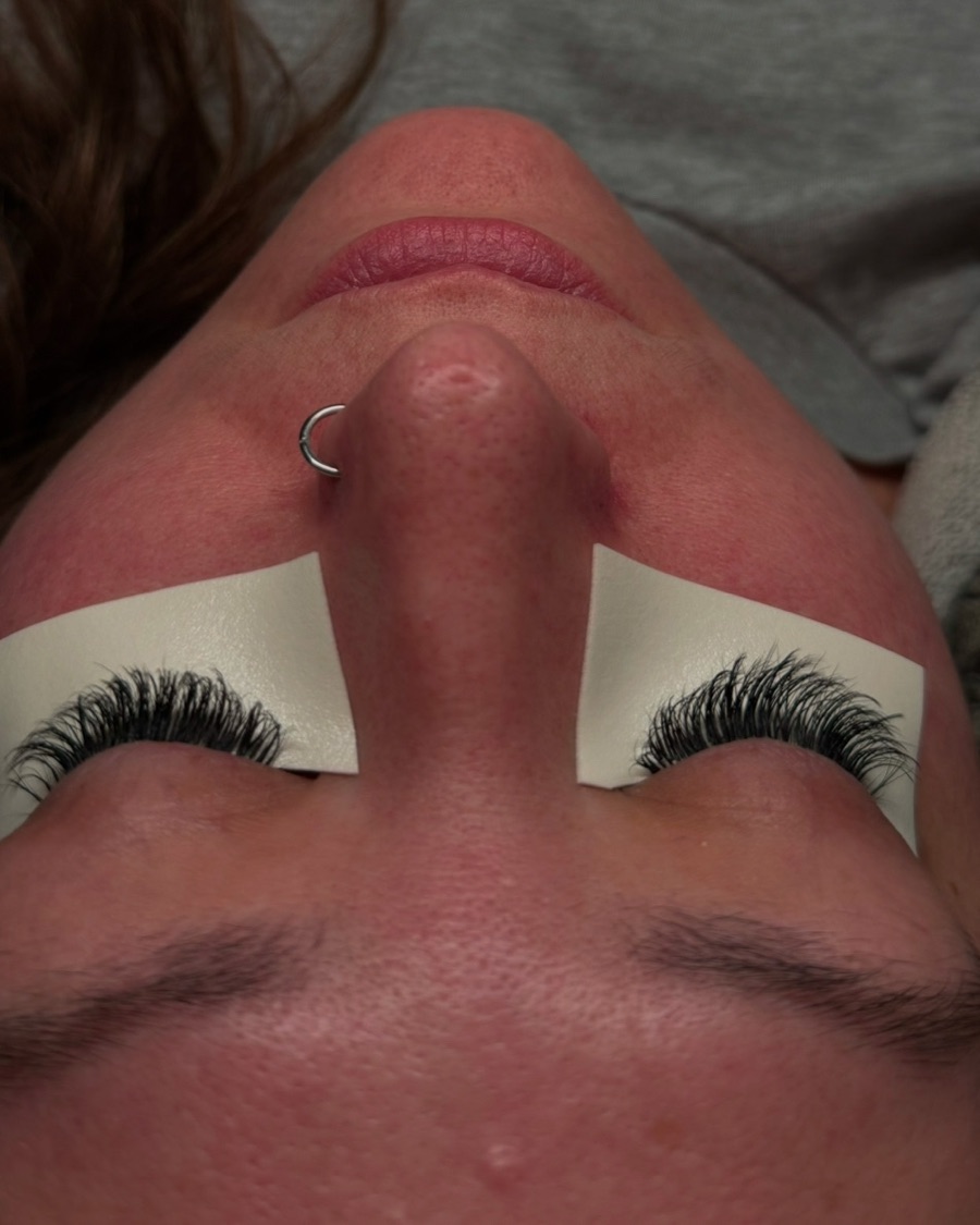 Client lash set at 2 weeks retention