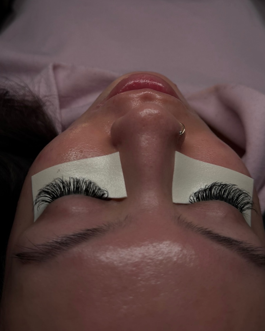 Client lash set at 2 weeks retention