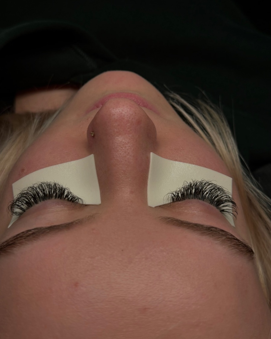 Client lash set at 2 weeks retention