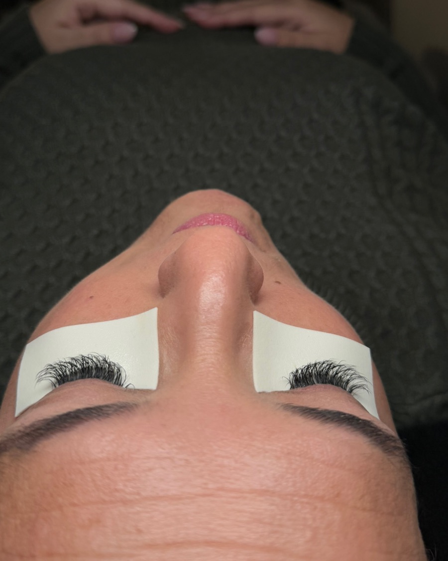 Client lash set at 2 weeks retention