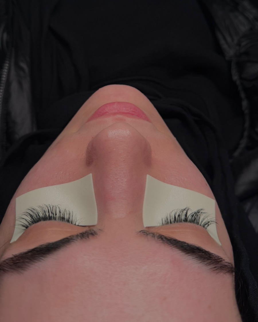 Client lash set at 2 weeks retention