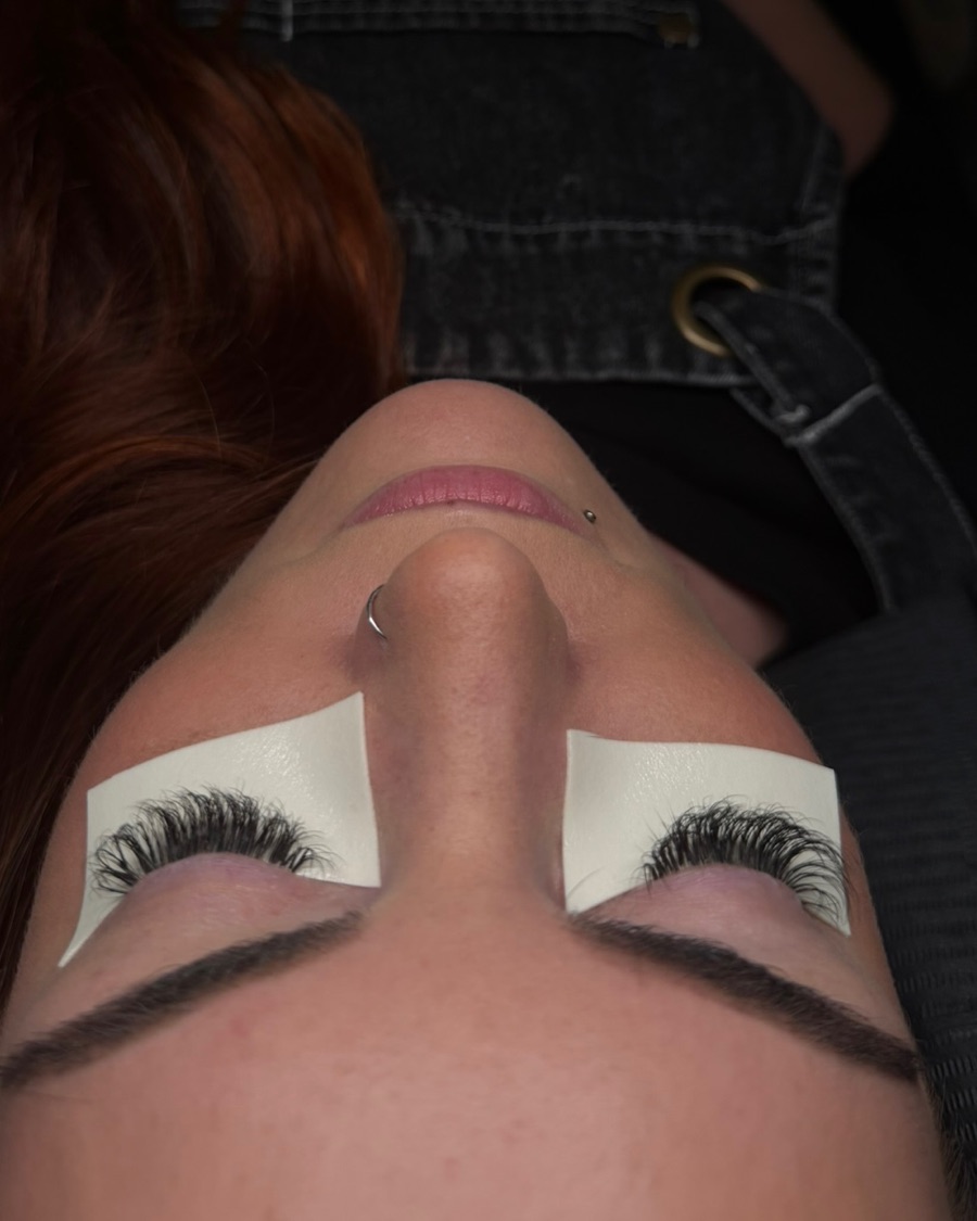 Client lash set at 2 weeks retention