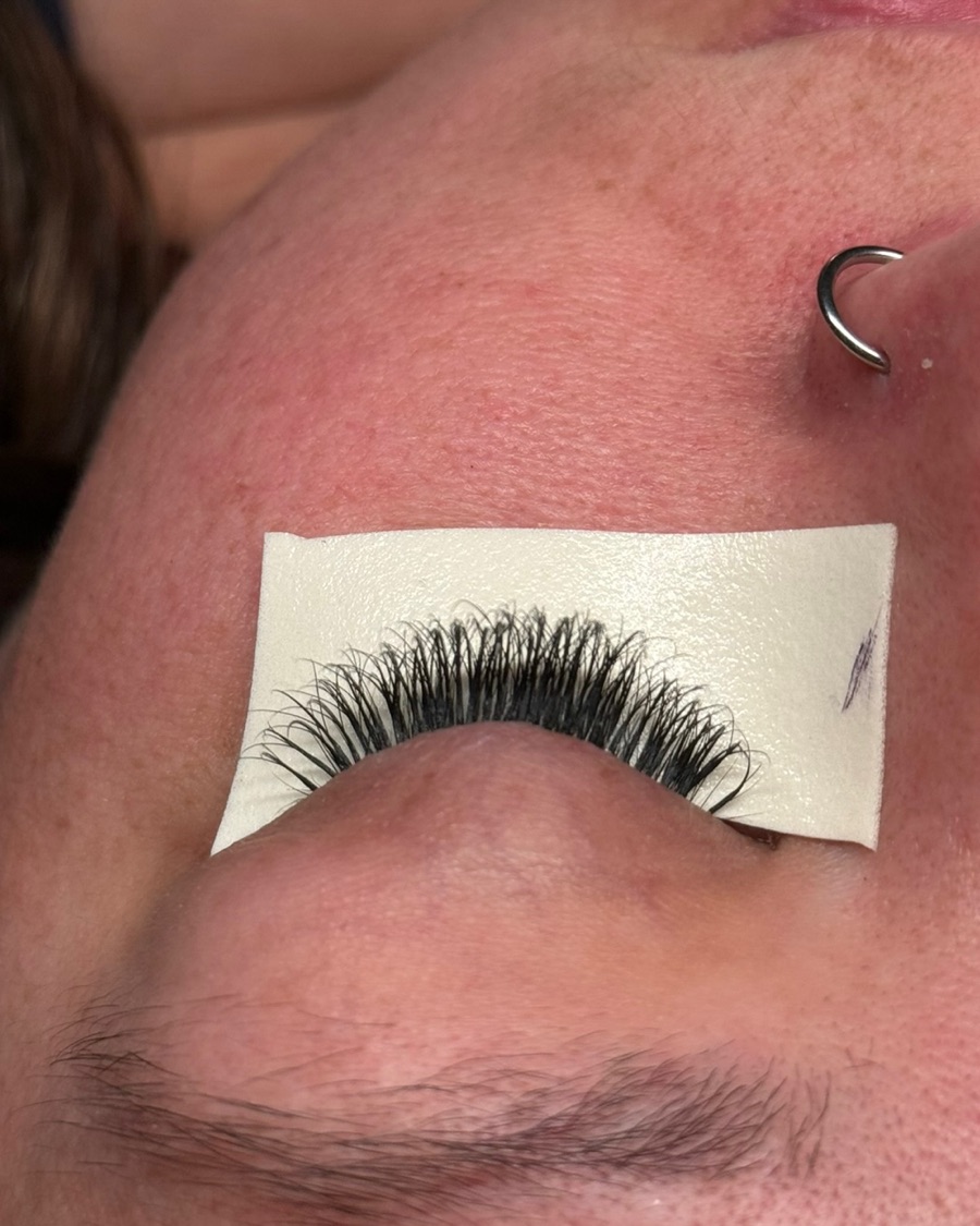 Client lash set at 2 weeks retention