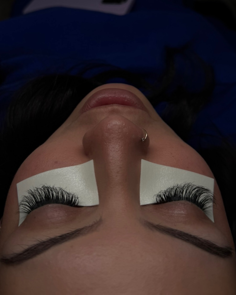 Client lash set at 2 weeks retention