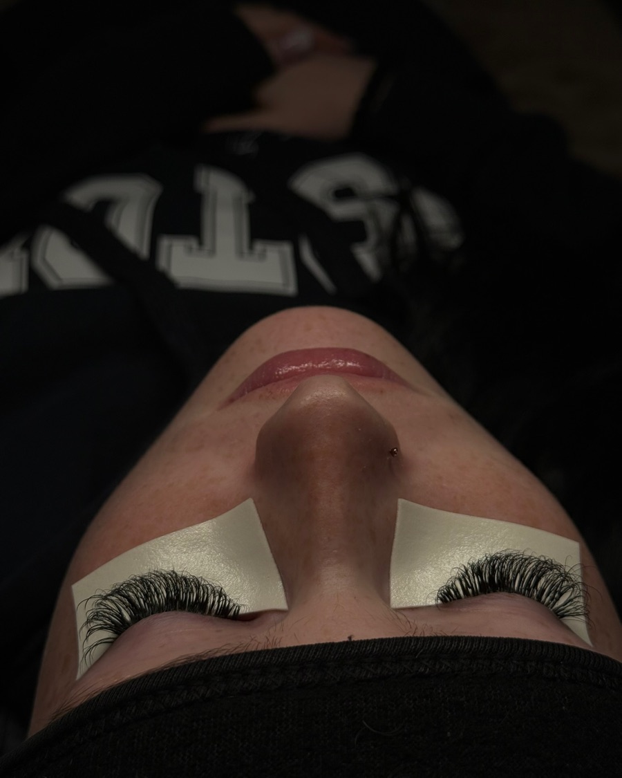 Client lash set at 2 weeks retention