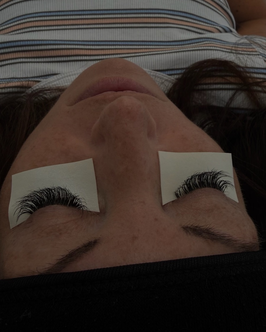 Client lash set at 2 weeks retention
