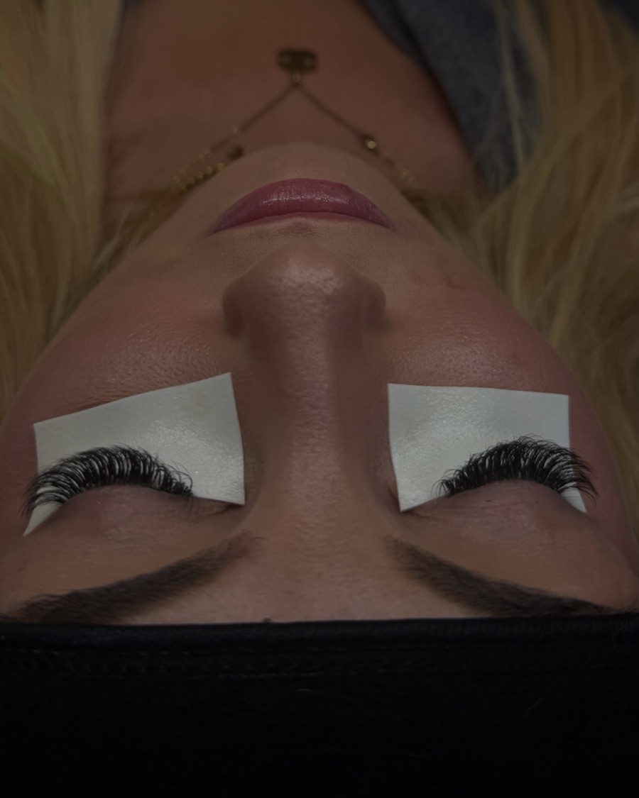 Client lash set at 2 weeks retention